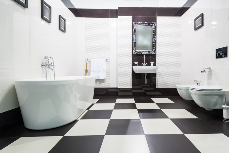 Prelepo minimalističko kupatilo sa crno belim podnim pločicama